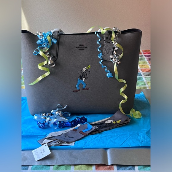 πΆ DISNEY X COACH CENTRAL TOTE WITH ZIP WITH GOOFY MOTIF AND MATCHING SCARF πΆ - Picture 11 of 16